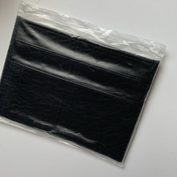 American Exchange Men Toiletry Bag Set with 2 Reusable Masks and Card Holder - Picture 4 of 8